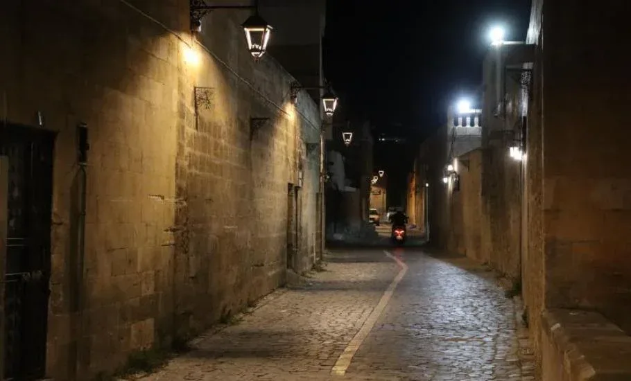 Şanlıurfa’nın tarihi sokakları geceleri ışıl ışıl