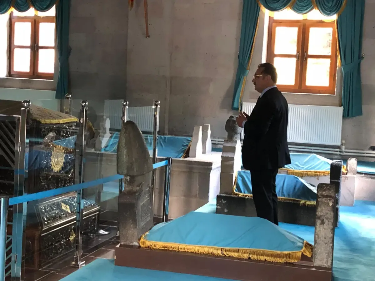 TİMBİR Genel Başkanı Dr. Süleyman Basa, Kars’ta Ebu’l Hasan Harakani Türbesi’ni ziyaret etti